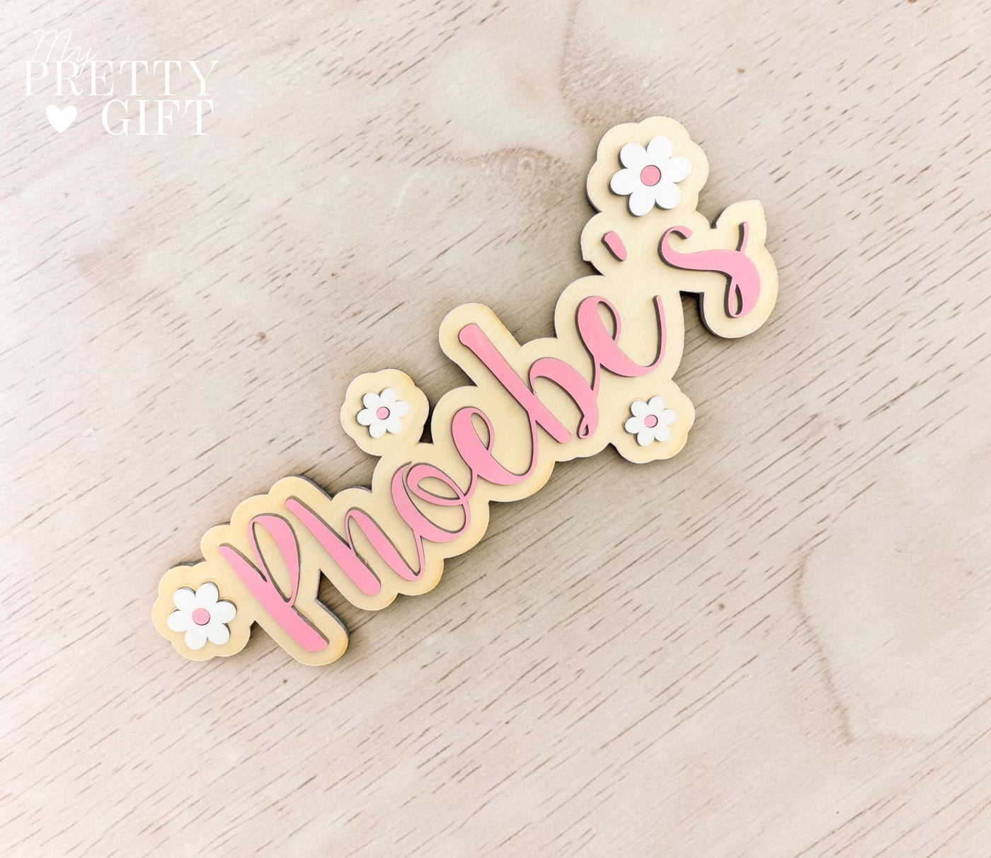 Personalised wooden name plaque for kids bedrooms or nursery rooms, featuring a lovely daisy flower theme. Customised with your child’s name, with the name  Available in different colour options and ideal as a baby shower, birthday, or nursery gift.