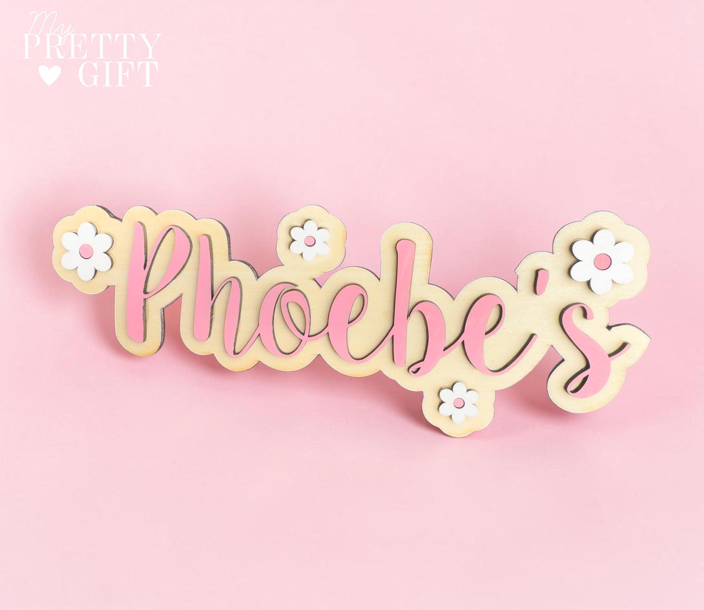 Personalised wooden name plaque for kids bedrooms or nursery rooms, featuring a lovely daisy flower theme. Customised with your child’s name, with the name  Available in different colour options and ideal as a baby shower, birthday, or nursery gift.