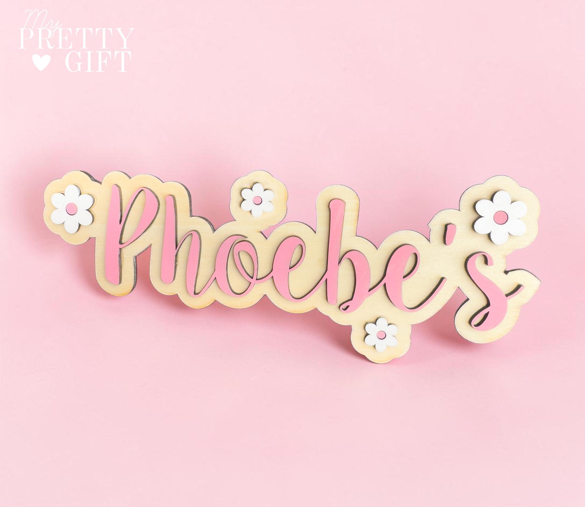 Personalised wooden name plaque for kids bedrooms or nursery rooms, featuring a lovely daisy flower theme. Customised with your child’s name, with the name  Available in different colour options and ideal as a baby shower, birthday, or nursery gift.