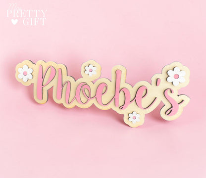 Personalised wooden name plaque for kids bedrooms or nursery rooms, featuring a lovely daisy flower theme. Customised with your child’s name, with the name  Available in different colour options and ideal as a baby shower, birthday, or nursery gift.