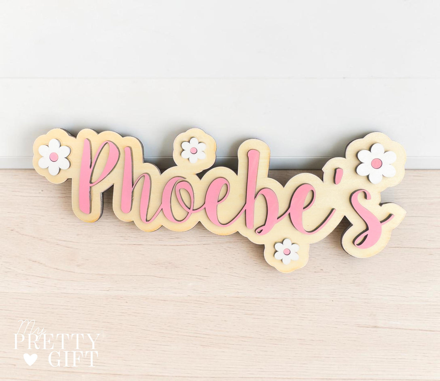 Personalised wooden name plaque for kids bedrooms or nursery rooms, featuring a lovely daisy flower theme. Customised with your child’s name, with the name  Available in different colour options and ideal as a baby shower, birthday, or nursery gift.