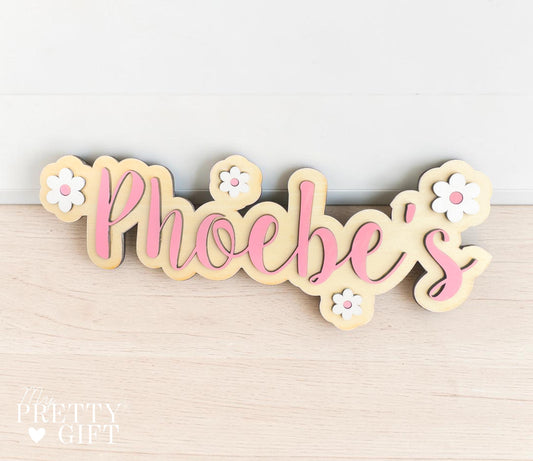 Personalised wooden name plaque for kids bedrooms or nursery rooms, featuring a lovely daisy flower theme. Customised with your child’s name, with the name  Available in different colour options and ideal as a baby shower, birthday, or nursery gift.